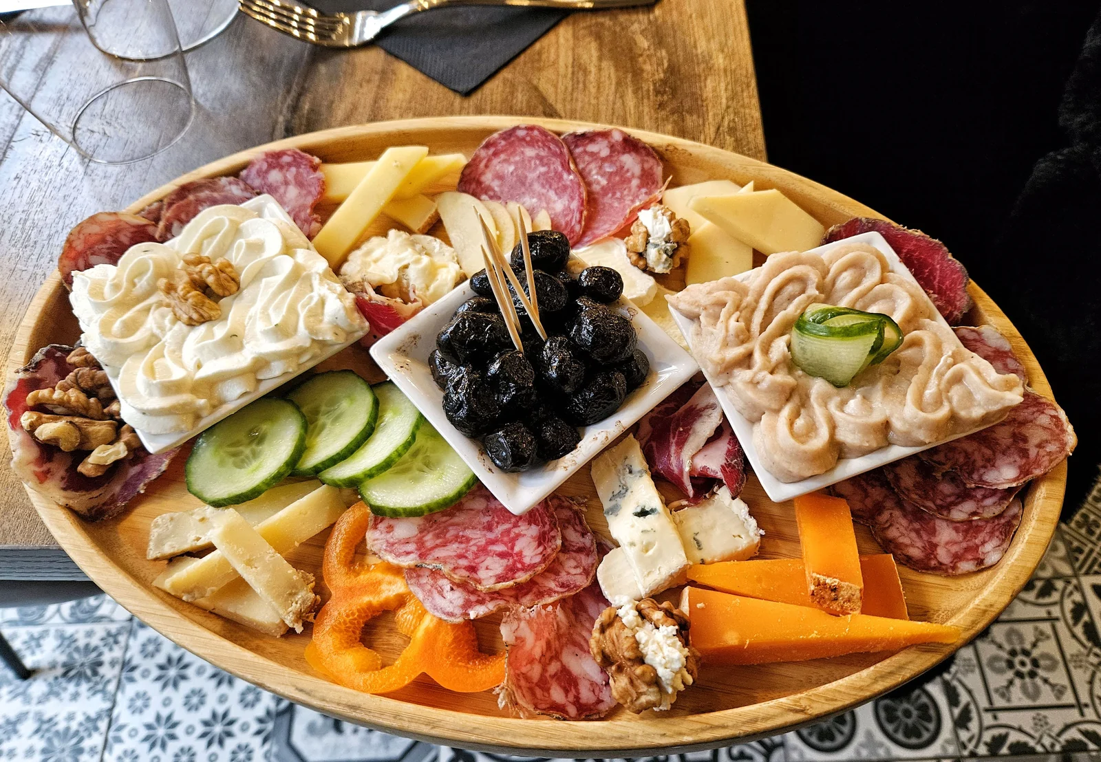 Une assiette généreuse de viande et de légumes du restaurant El Sol